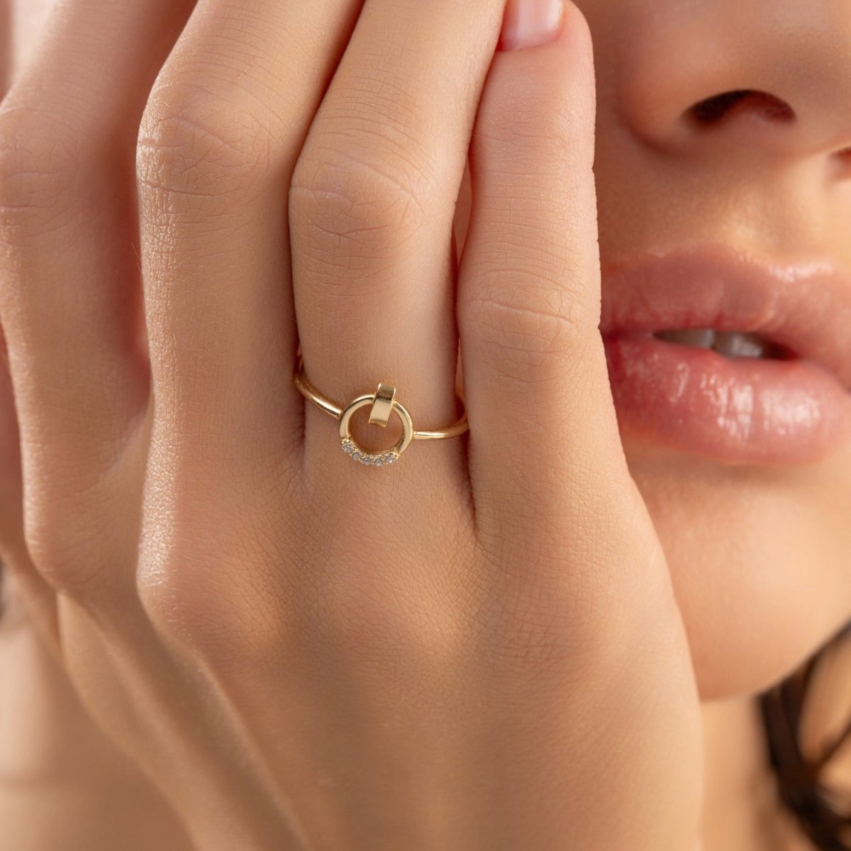 Dainty Circle Diamond Ring - Narcissus