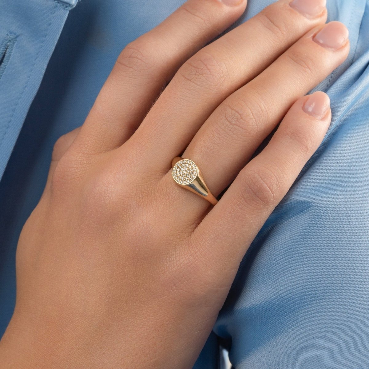 Circle Pavé Signet Ring - Narcissus