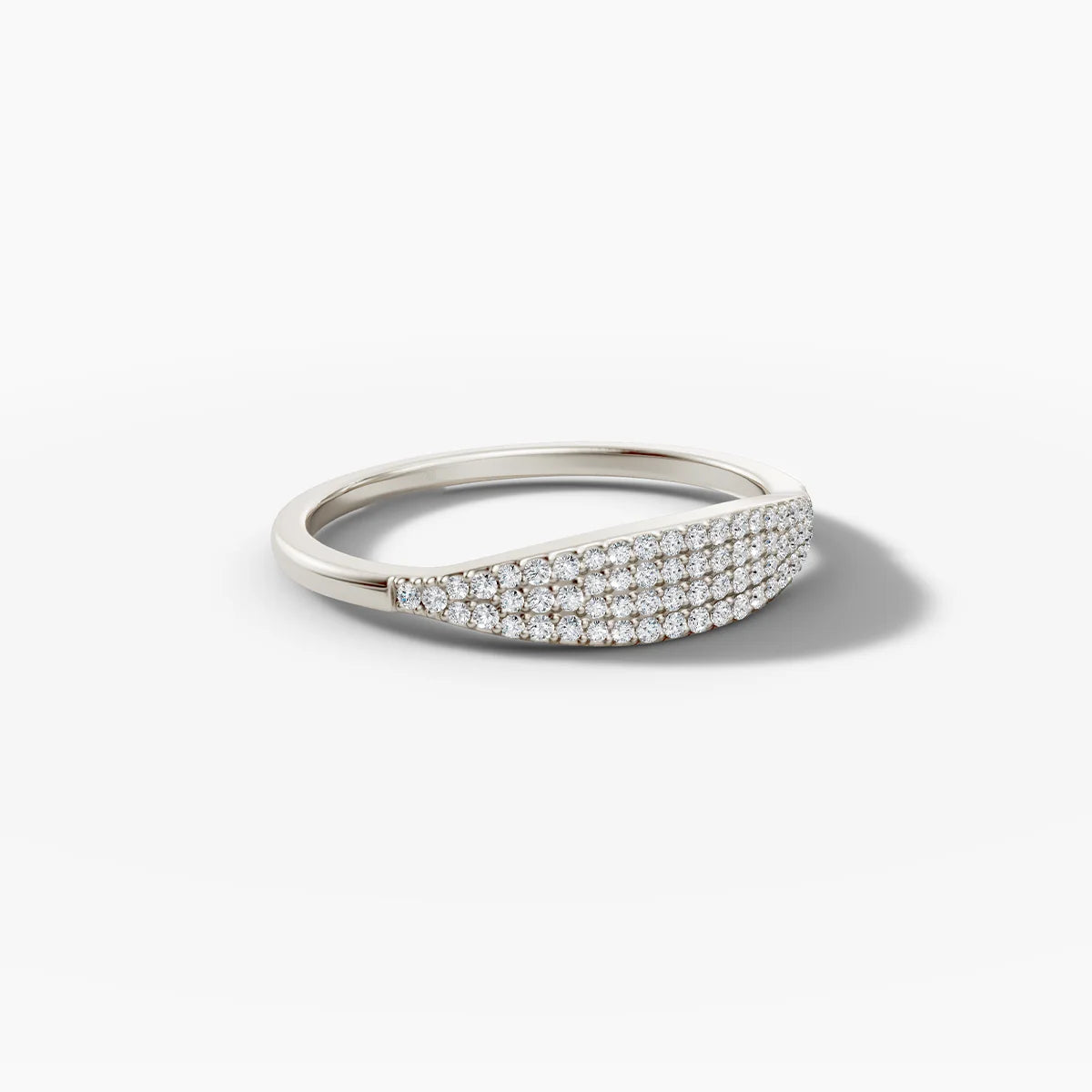 Schmaler Siegelring mit Pavé-Diamanten