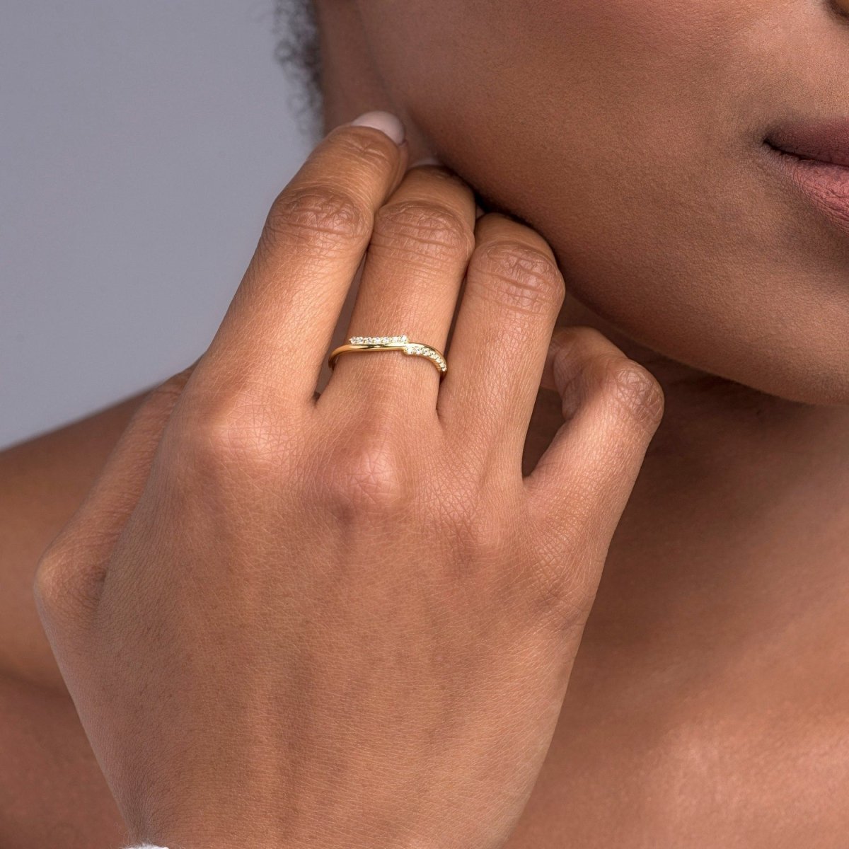 Diamond Twisted Band Ring - Narcissus