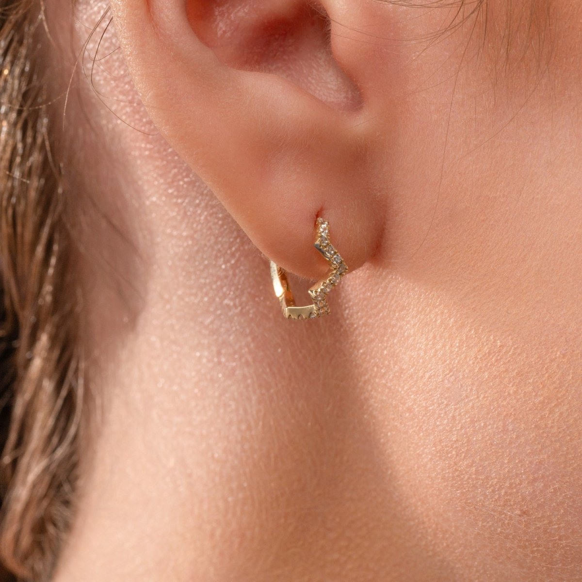 Diamond Zig Zag Pavé Huggie Earrings - Narcissus