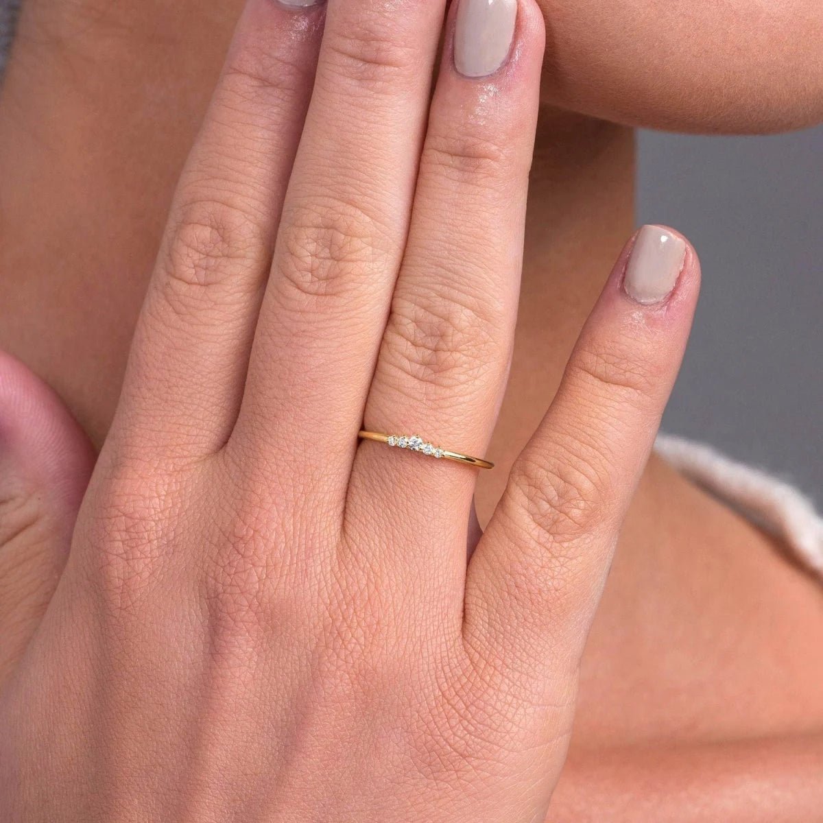 Curved Diamond Wedding Band in Yellow Gold - Narcissus