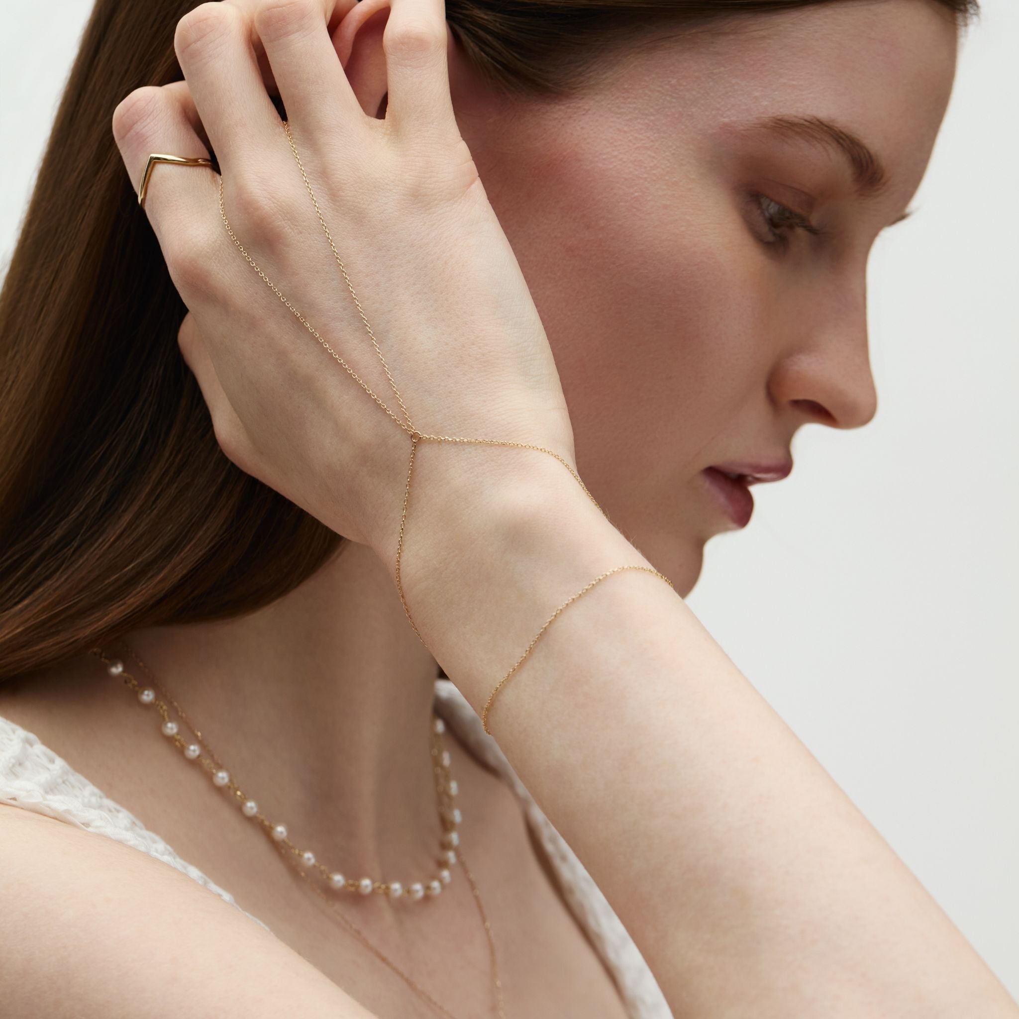 ENEA_LienRing_ChainGoldBracelet_OnModel1.jpg