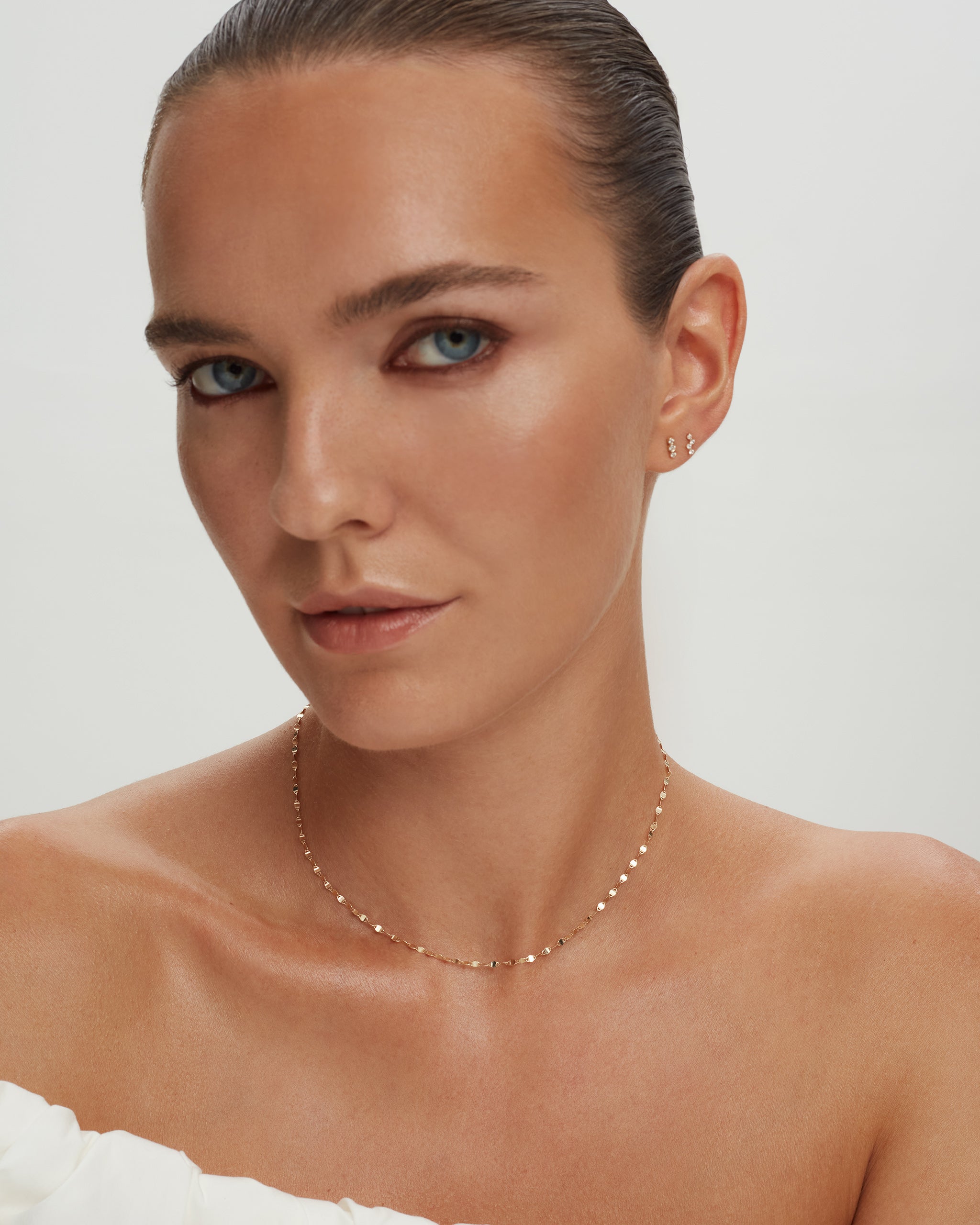 Model wearing the Marina mirror chain in 14k gold at the collarbone, ENEA Studio