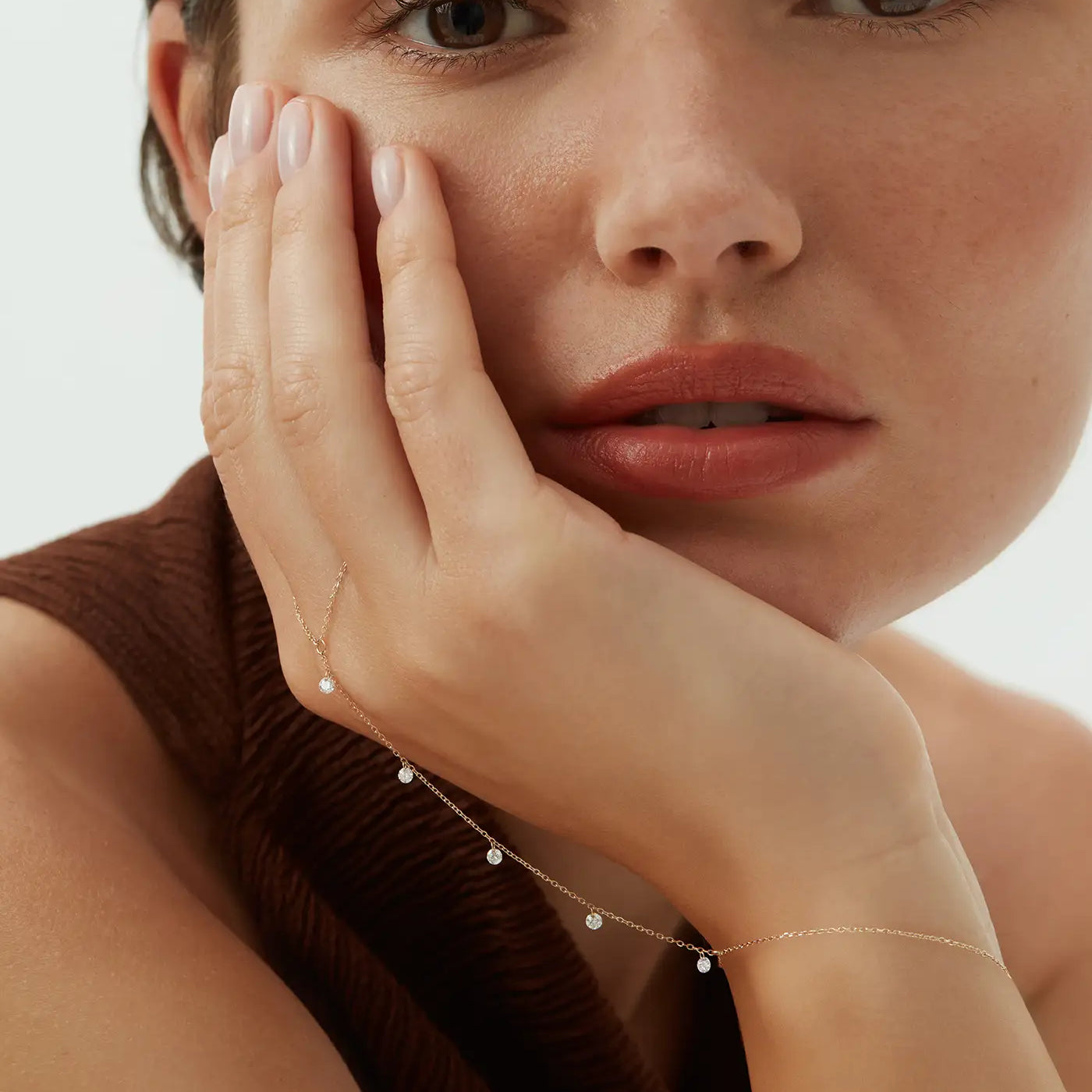 ENEA_OnModel_NudeHandChainBracelet_PDP_1.webp