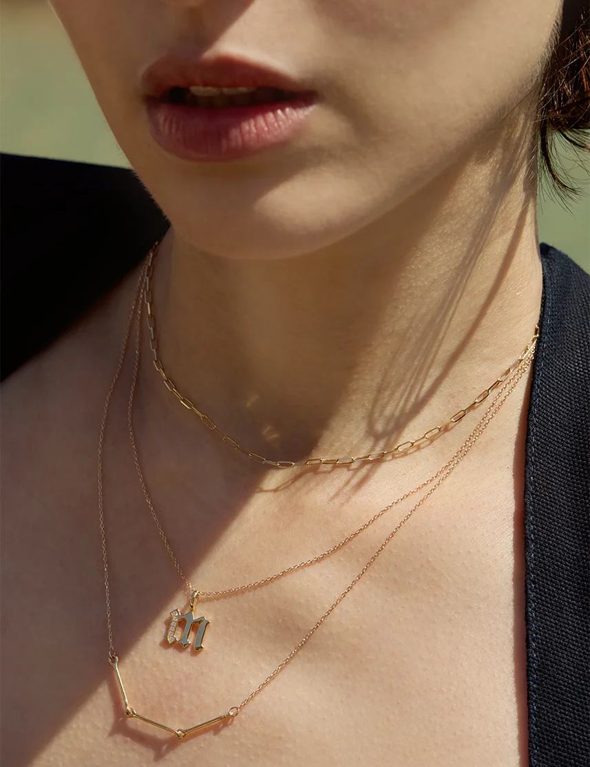 ENEA_YG_PaperClipNecklace_OnModel_PDP.webp
