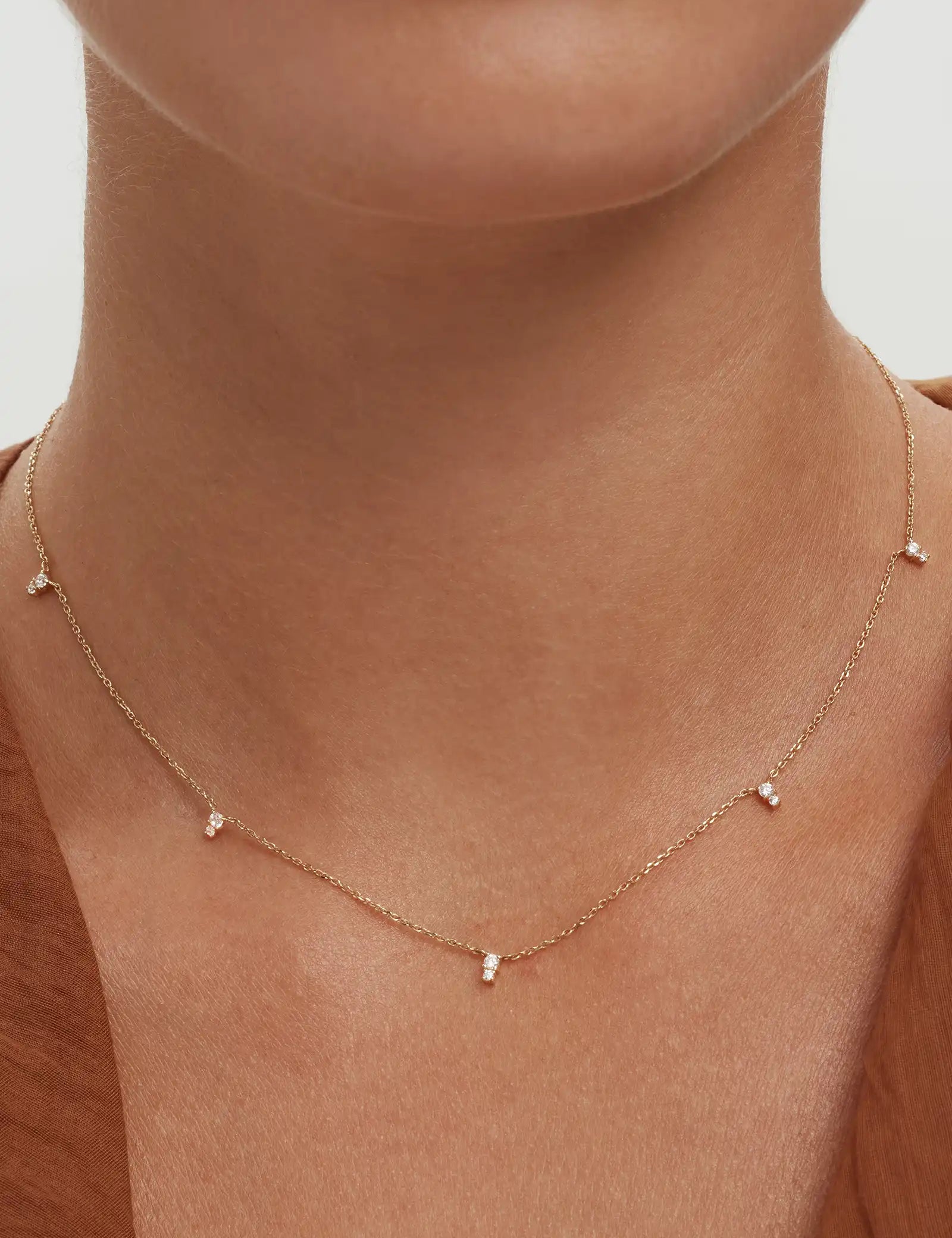 Enea_DiamondbytheYardNecklace_OnModel_PDP_YG_02.webp