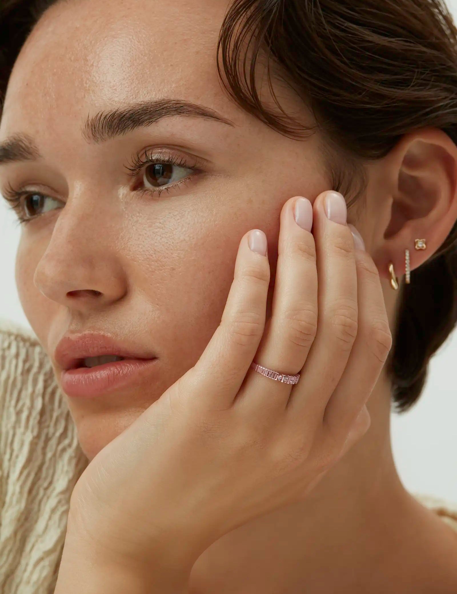 Enea_FluttedDiamondRing_OnModel_3_RG.webp