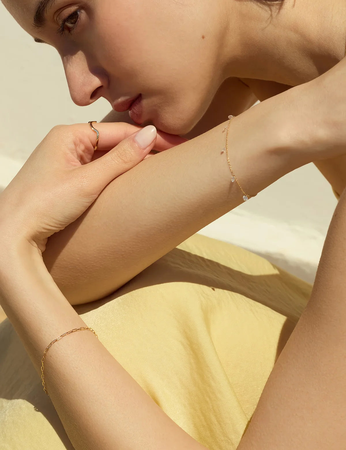 Enea_PaperclipBracelet_Onmodel_PDP_3copy.webp