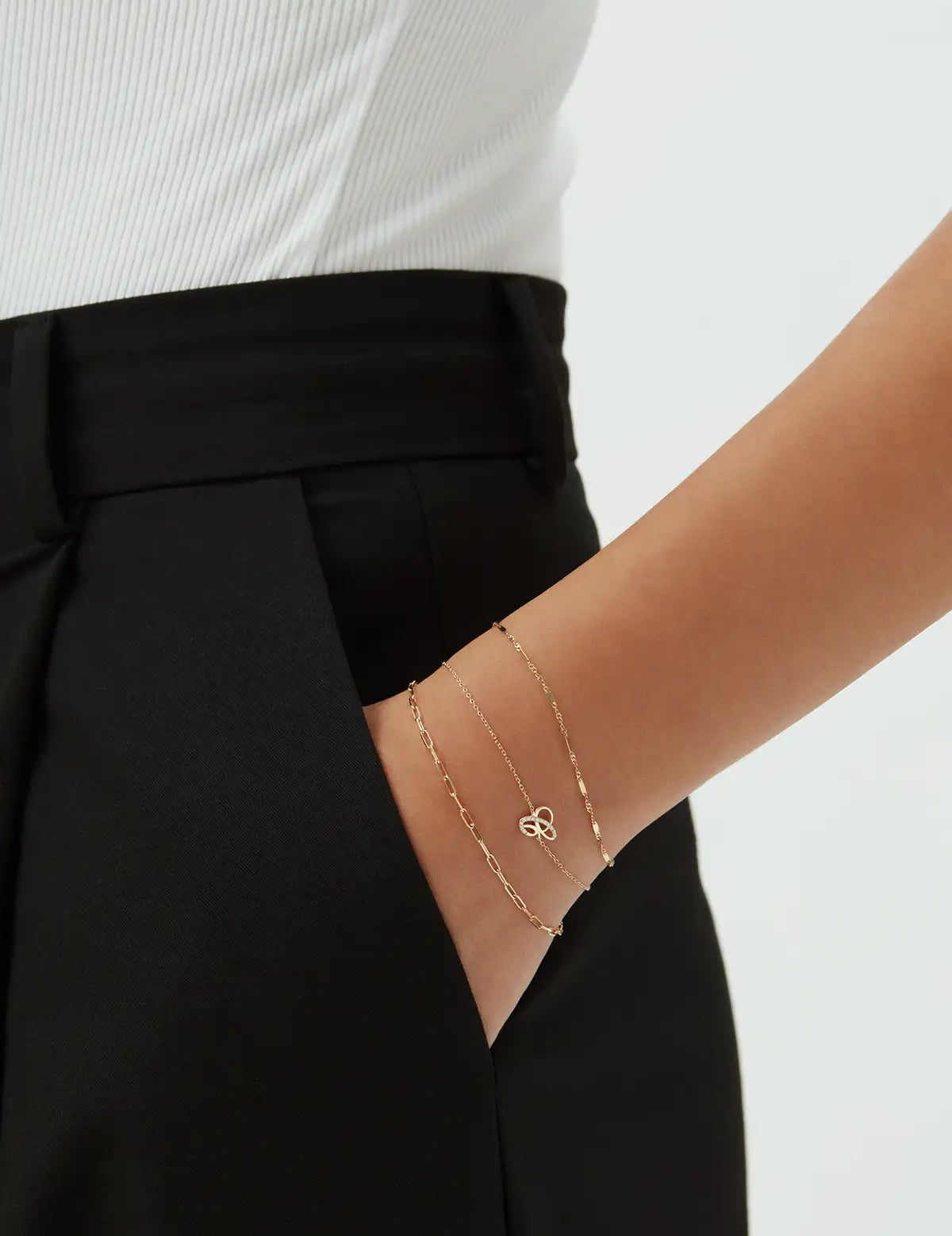 Enea_PoetryDiamondLetterBracelet_PDP_2.webp