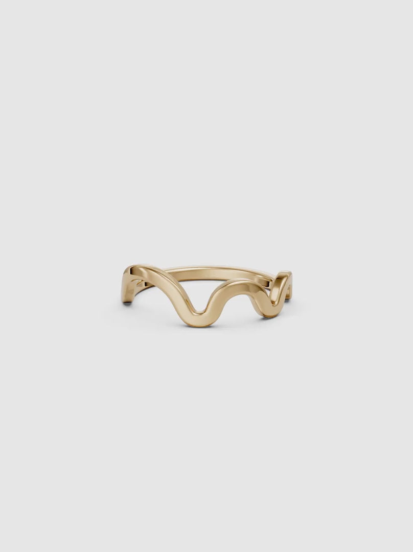 Video of the Kyma Rhythm ring in yellow gold spinning on a neutral surface for 360-degree view - Enea Studio