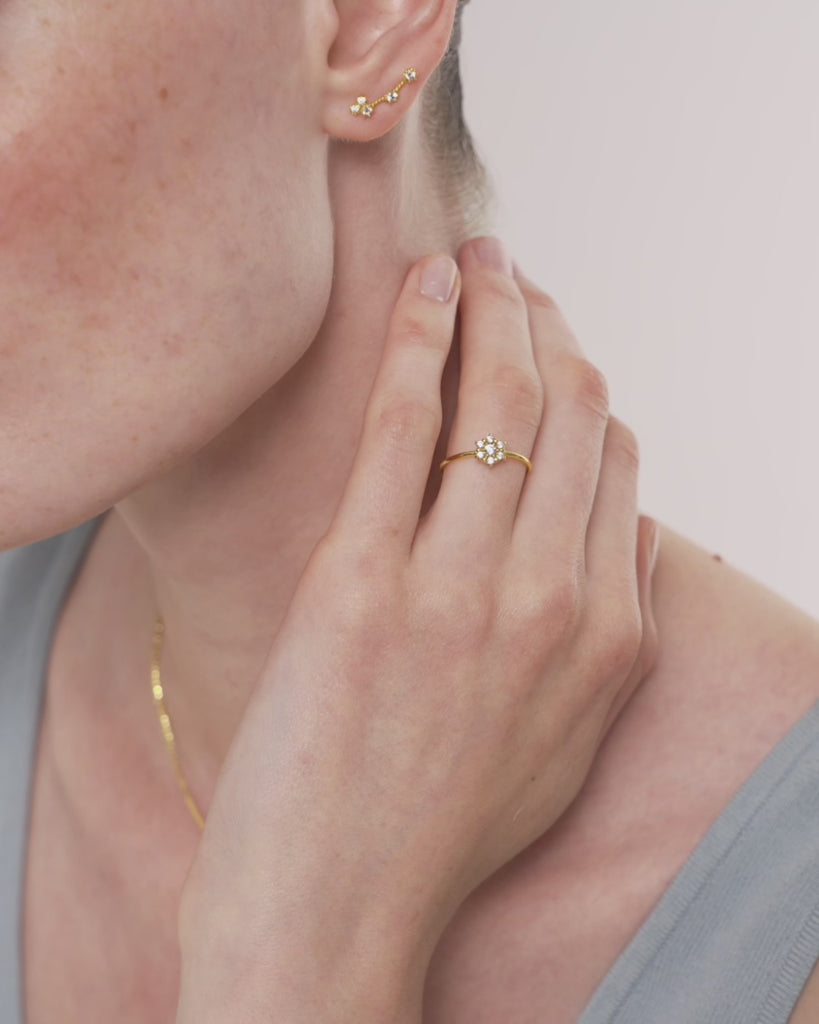 Video of a woman wearing the Selas Diamond Cluster Ring in 14k gold, the seven diamond cluster catching light as her hand moves. ENEA Studio