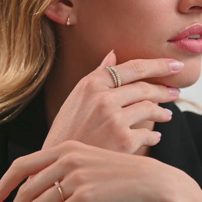 A dynamic clip showcasing the sparkle of the diamond and textured band design.