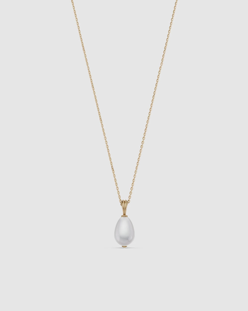 Video giving a 360 view of a Baroque pearl necklace in 14k solid gold, handcrafted by ENEA Studio in Athens