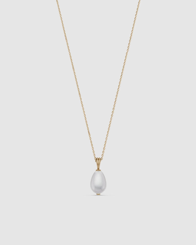 Video giving a 360 view of a Baroque pearl necklace in 14k solid gold, handcrafted by ENEA Studio in Athens